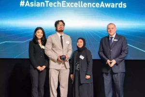 JumpStart Indonesia Raih Penghargaan Smart Technology-Retail di Asian Technology Excellence Awards 2023 Dari kiri ke kanan, Jovita Angelina (Head of Innovation JumpStart), Raynald Suharto (CMO JumpStart), Fitri Apriyany (Accounting JumpStart), saat menerima trophy penghargaan dari Tim Charlton, Editor in Chief Asian Business Review di Bangkok