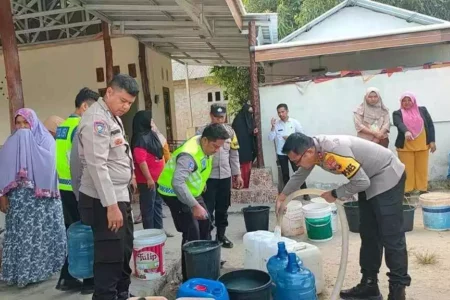 Penyaluran air bersih untuk warga terdampak kekeringan yang dilakukan Polres Bangka Barat, Polda Kepulauan Bangka Belitung (foto: Dok Humas Polri)
