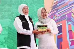 Gubernur Khofifah Indar Parawansa bersama Ika Puspitasari, Wali Kota Mojokerto