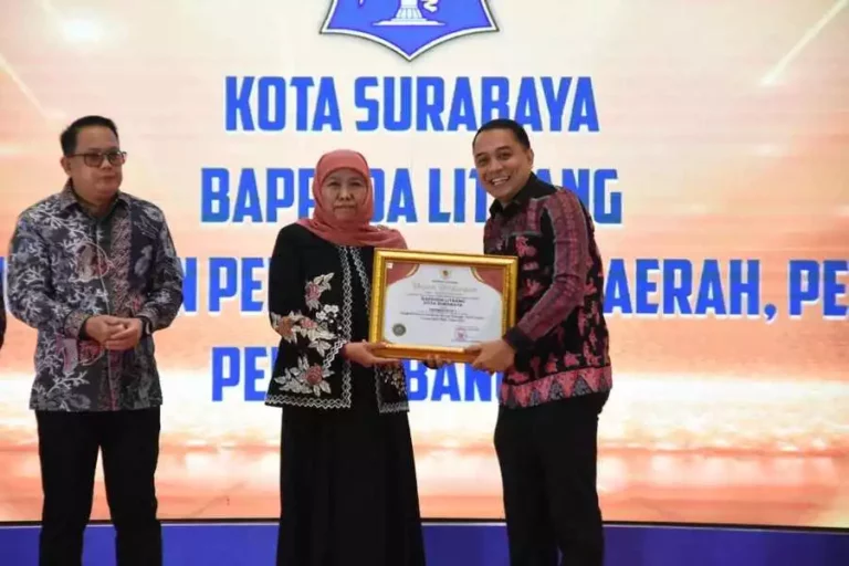 Wali Kota Surabaya Eri Cahyadi saat menerima Inotek Award dari Gubernur Khofifah