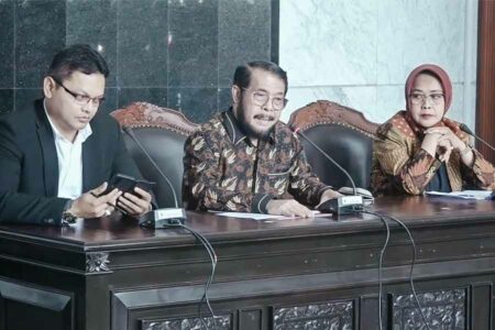 Hakim Mahkamah Konstitusi Enny Nurbaningsih (kanan) bersama Ketua MK Anwar Usman (tengah), saat memberikan keterangan terkait pembentukan MKMK di Gedung Mahkamah Konstitusi, Jakarta