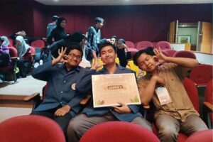 Dari kiri, Muhammad Iqbal Maulana, Sakha Nasta Putra Mahendra, dan Diki Fernandi, Mahasiswa FST UNAIR. (Foto: Istimewa).