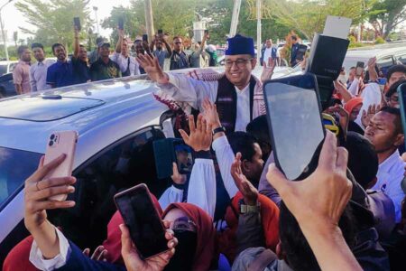 Anies Baswedan menyapa pendukungnya di Aceh