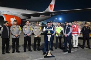 Kadivhubinter Polri Irjen Pol. Krishna Murti saat memberikan keterangan di Bandara Internasional Soekarno-Hatta pada Senin, 6 November 2023 (foto: Dok BPMI Setpres)
