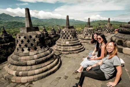 Sejumlah wisatawan menikmati momen libutan di Candi Borobudur