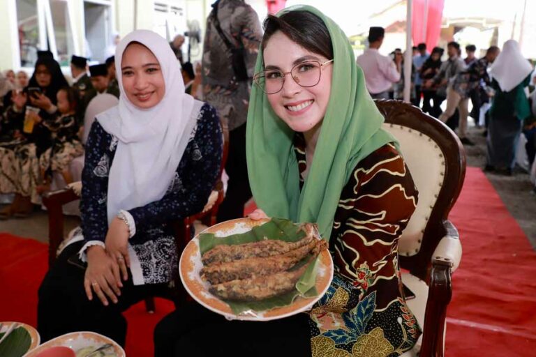 Arumi Bachsin, Ketua Forikan Jawa Timur, saat menunjukkan menu ikan di Pondok Pesantren Al-Nawawiy Mojokerto