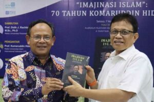 Didik J. Rachbini saat menerima buku dari Komaruddin Hidayat di Auditorium Nurcholish Madjid Universitas Paramadina
