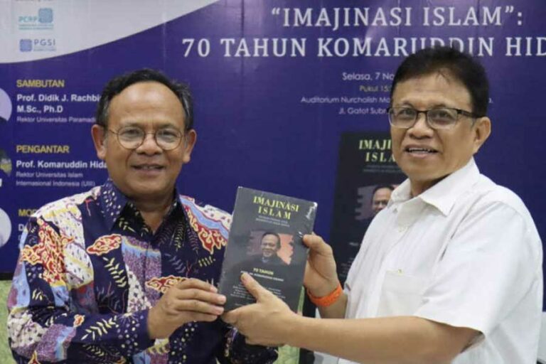Universitas Paramadina Gelar Bedah Buku Imajinasi Islam: 70 Tahun Komaruddin Hidayat Didik J. Rachbini saat menerima buku dari Komaruddin Hidayat di Auditorium Nurcholish Madjid Universitas Paramadina