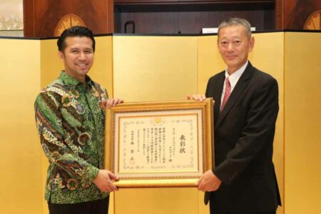 Emil Dardak saat menerima penghargaan 'Foreign Minister’s Commendations for FY 2023' oleh Kementerian Luar Negeri Jepang.