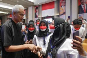 Ganjar Pranowo berdialog bersama pekerja migran yang akan diberangkatkan ke Korea Selatan, di Jakarta Utara, Kamis (9/11/2023).