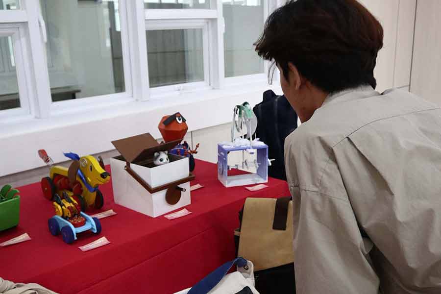 Pengunjung menikmati bentukan apik dari produk yang dipamerkan di PERKARA, Universitas Paramadina Kampus Cipayung.