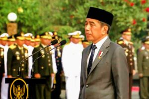Presiden RI Joko Widodo saat memimpin Upacara Ziarah Nasional dalam rangka Peringatan Hari Pahlawan Tahun 2023 di TMPN Utama Kalibata, Jakarta, Jumat (10/11/2023).
