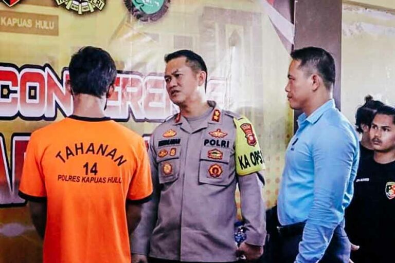 Polisi Bekuk Pelaku Rudapaksa dan Pembunuhan di Perkebunan Sawit Kapuas Hulu Kapolres Kapuas Hulu AKBP Hendrawan saat bertanya pada tersangka kasus rudapaksa dan pembunuhan terhadap bidan (foto: Dok Humas Polri)