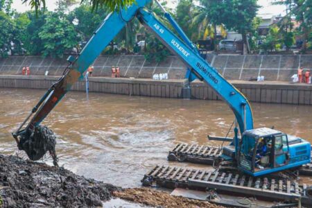 Aktivitas pengerukan lumpur di Kali Ciliwung, Kelurahan Bidara Cina, Jakarta Timur, dan Kelurahan Kebon Baru, Jakarta Selatan