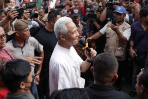 Ganjar Pranowo bertemu warga yang berkumpul di lapangan Desa Tumpatan Nibung Kecamatan Batang Kuis, Deli Serdang Sumatera Utara, Jumat (10/11/2023).