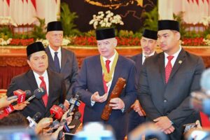 Presiden FIFA Giovanni Vincenzo Infantino saat memberikan keterangan di depan awak media di Istana Negara, Jakarta (foto: Dok BPMI Setpres)