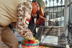 HUT Kampus dan Hari Pahlawan, Stikosa AWS Kenang Jasa Tiga Tokoh Pers Nasional Ketua Stikosa AWS Jokhanan Kristiyono, saat menaburkan bunga di makam A. Aziz dan Toty Aziz di Surabaya