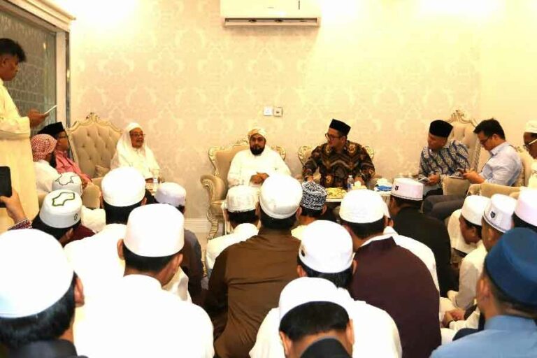 Konjen RI Jeddah Yusron B Ambary di hadapan para santri rubat dalam pertemuan silaturrahmi dan dialog di peristirahatan (istiraha) di Makkah.