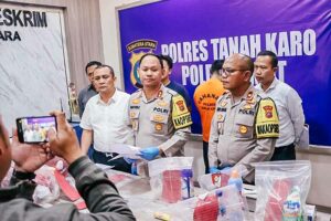Pembunuhan di Hotel Arihta, Pelaku Sempat Bikin Alibi Korban Minum Pembersih Lantai Pengungkapan kasus di Polres Tanah Karo (foto: Humas Polri)
