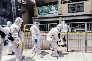 Misteri Kematian Bos Travel dan Anak Balita di Koja, Polisi: Istri Korban tidak Stabil Petugas masih menyelidiki kasus tewasnya bos travel bersama balita yang membusuk dalam rumah kawasan Koja, Jakarta Utara (foto: Dok Humas Polri)