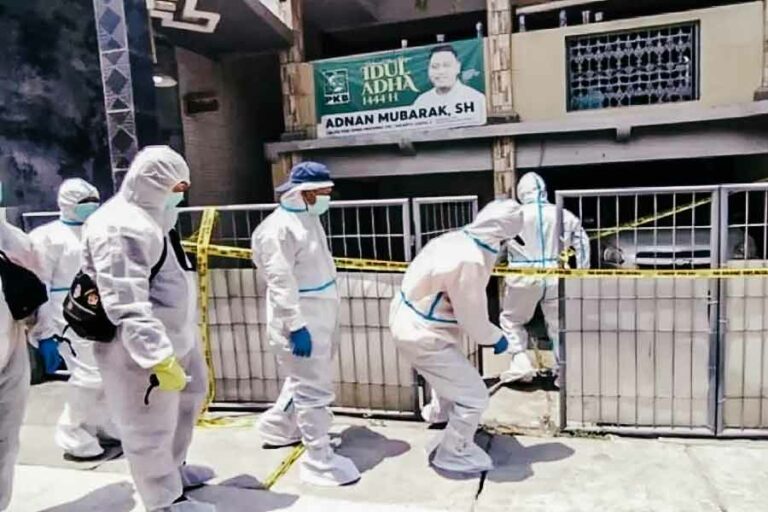 Petugas masih menyelidiki kasus tewasnya bos travel bersama balita yang membusuk dalam rumah kawasan Koja, Jakarta Utara (foto: Dok Humas Polri)