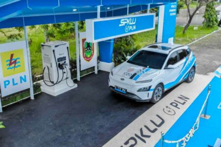 Stasiun Pengisian Kendaraan Listrik Umum (SPKLU) Fast Charging pertama di Kalimantan yang berada di komplek perkantoran Gubernur Provinsi Kalimantan Selatan.