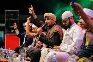 Puncak Peringatan Dies Natalis ke-59, Stikosa AWS Gelar Sholawatan bersama Warga Gelaran Masjid A. Aziz Stikosa AWS Bersholawat