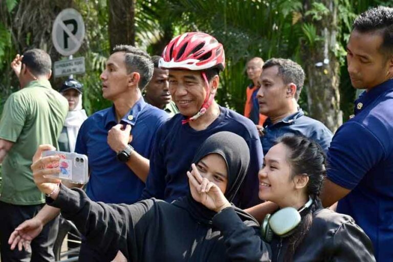 Presiden Joko Widodo saat berfoto bersama warga (foto: Facebook @Jokowi)