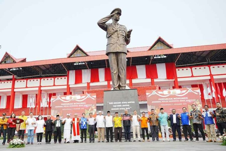 Monumen Jenderal Polisi Hoegeng Iman Santoso di Pekalongan.