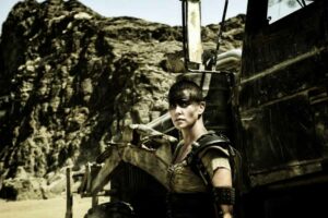 Mad Max: Fury Road (2015), Saat Masa Depan Tenggelam Dalam Kekacauan dan Krisis Sumber Daya Penampilan Charlize Theron di film Mad Max: Fury Road (2015)