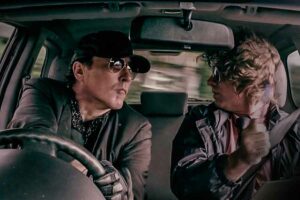 Sinopsis Drive Hard (2014), Saat Instruktur Balap Mobil Terlibat Kejahatan tanpa Sengaja Aksi John Cusack dan Thomas Jane dalam Drive Hard (2014)