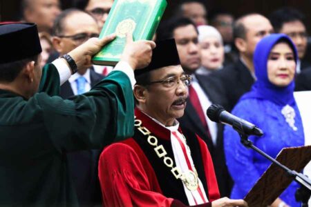 Hakim Konstitusi Suhartoyo saat mengucapkan sumpah sebagai Ketua Mahkamah Konstitusi dalam Sidang Pleno Khusus Pengucapan Sumpah Ketua MK Masa Jabatan 2023-2028, Senin (13/11/2023) di Ruang Sidang Pleno, Gedung I MK.
