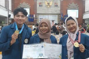 Jihan Aura bersama tim dalam puncak penghargaan International Science and Invention Fair (ISIF), Jumat (10/11/2023) (foto: Dok Pribadi)