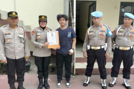 M. Gilang Ramadhan bersama petugas kepolisian usai berhasil menggagalkan dan menangkap dua dari lima pelaku tindak pidana pencurian dengan kekerasan di Jalan Mandor Demong, Mustikajaya, Kota Bekasi