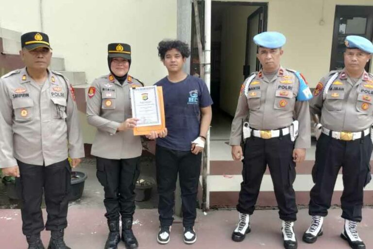 M. Gilang Ramadhan bersama petugas kepolisian usai berhasil menggagalkan dan menangkap dua dari lima pelaku tindak pidana pencurian dengan kekerasan di Jalan Mandor Demong, Mustikajaya, Kota Bekasi