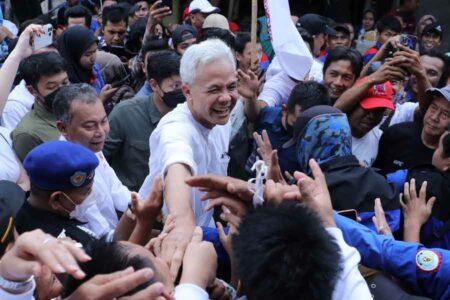 Ganjar Pranowo Berkomitmen Tinjau Ulang Aturan demi Kesejahteraan Buruh Ganjar Pranowo melakukan orasi di hadapan buruh se-Kabupaten Tangerang