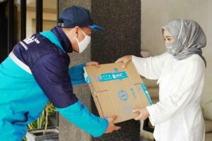 Pelanggan Blibli sedang mengembalikan 10 kardus yang artinya sama dengan menyumbang satu bibit pohon