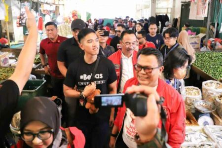 Ketua PSI Kaesang Pangarep saat blusukan di Pasar Flamboyan, Pontianak, Kalimantan Barat (foto: Dok PSI)