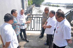 Selain tanggul laut, juga dibangun kolam retensi atau polder untuk mengatasi genangan air yang sulit menuju laut. (foto: Humas Pemkot Semarang)