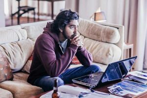 Dev Patel dalam salah satu adegan di film Lion (2016)