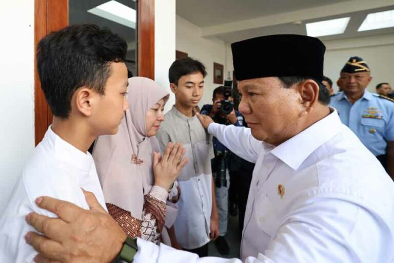 Prabowo Subianto saat bertemu keluarga para perwira TNI AU yang gugur dalam musibah jatuhnya dua pesawat EMB-314 Super Tucano milik TNI AU