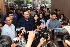Agus Harimurti Yudhoyono saat memberikan keterangan pers didampingi istrinya, Annisa Pohan, dan Emil Elestianto Dardak. (foto: instagram @agusyudhoyono)