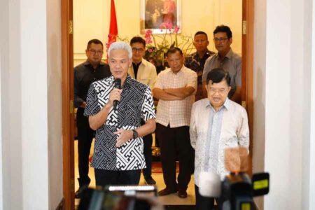 Bertemu JK, Ganjar: Tidak Mengajak untuk Dukung, Silaturahmi Saja Ganjar Pranowo saat bertemu dengan Jusuf Kalla (foto: facebook @Ganjapranowo)