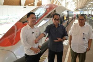 Menhub Budi Karya Sumadi saat meninjau Stasiun Kereta Cepat Halim di Jakarta
