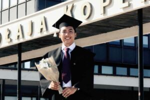 Lalu Ary Kurniawan Hardi, wisudawan terbaik di Nicolaus Copenicus University, Polandia.