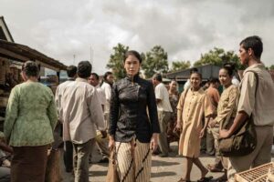Satu Minggu Tayang 1,6 Juta Kali, Drama Orisinal Netflix Gadis Kretek Capai Posisi 10 Besar Global Dian Sastrowardoyo dalam sebuah adegan dalam film Gadis Kretek (foto: Dok Netflix)