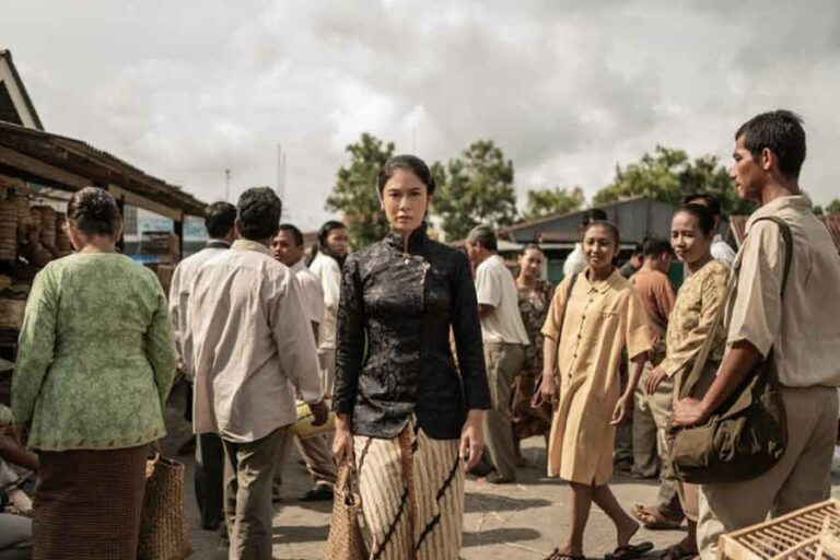 Gadis Kretek (2023), Serial dengan Latar Belakang Industri Tembakau Indonesia Tayang Hari ini di Netflix Dian Sastrowardoyo dalam sebuah adegan dalam film Gadis Kretek (foto: Dok Netflix)