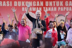 Ganjar Pranowo menyapa relawan usai meresmikan Sekretariat Bersama Gama di Jalan Raya Abepura-Sentani, Kota Jayapura, Papua