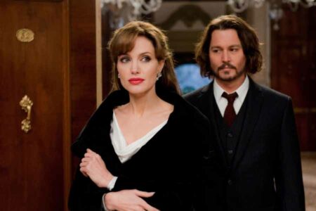 Angelina Jolie dan Johnny Depp dalam sebuah adegan di film The Tourist (2010) (foto: IMDb)