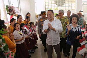 Wali Kota Surabaya Eri Cahyadi saat meresmikan gedung baru sekolah Khay Ming